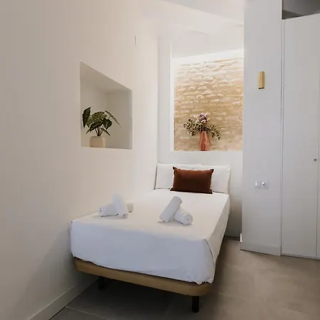 New - Family Next To Duenas Palace * Sevilla